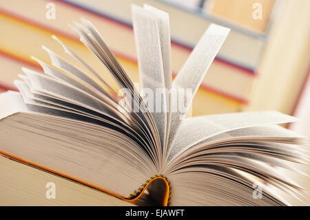 Komposition mit Büchern auf dem Tisch Stockfoto