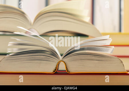 Komposition mit Büchern auf dem Tisch Stockfoto