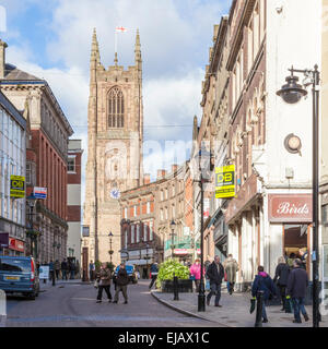 Cathedral Quarter, Derby, Großbritannien. Die Leute, die Geschäfte am Eisernen Tor in Derby, England, mit Derby Cathedral in der Ferne Stockfoto