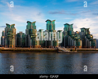 St George Wharf am Flussufer Entwicklung von Luxuswohnungen am Südufer der Themse neben Vauxhall Bridge London UK Stockfoto