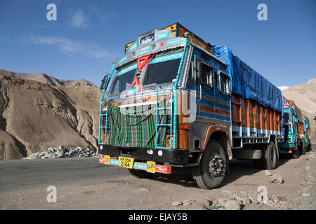 Indische LKW auf der gefährlichen Manali-Leh-Straße hoch im Himalaya nahe der Grenze zu Indien Pakistan dekoriert Stockfoto