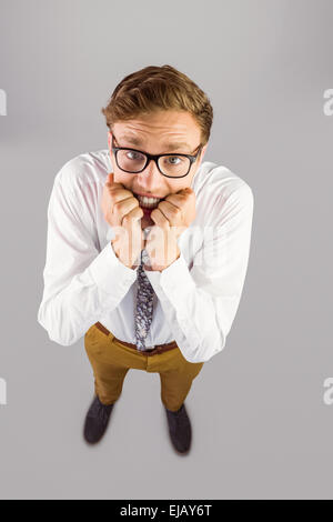 Geeky Jungunternehmer seine Nägel beißen Stockfoto