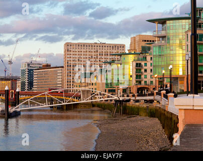 St George Wharf am Flussufer Entwicklung von Luxuswohnungen am Südufer der Themse neben Vauxhall Bridge London UK Stockfoto