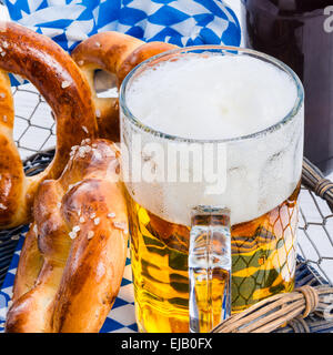 hausgemachte Brezeln und bayerisches Bier Stockfoto