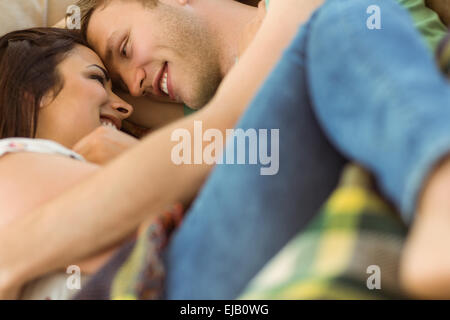 Süßes Paar kuscheln auf couch Stockfoto