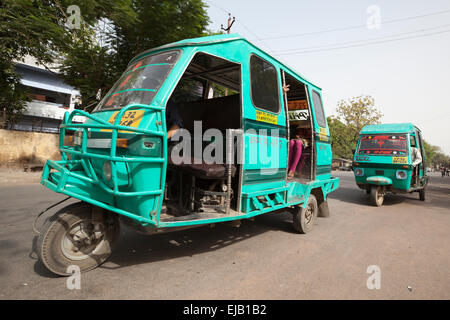 Dreirad Tempo Dreirad Taxi-Bus in Lucknow Stadtstraße, Uttar Pradesh, Indien Stockfoto