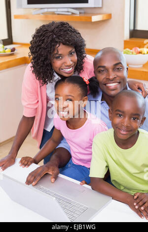 Glückliche Familie mit dem Laptop zusammen Stockfoto