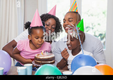 Glückliche Familie feiern Geburtstag Stockfoto