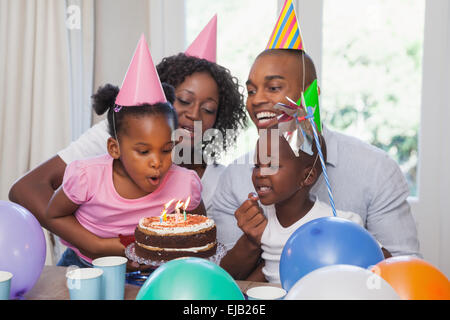Glückliche Familie feiern Geburtstag Stockfoto