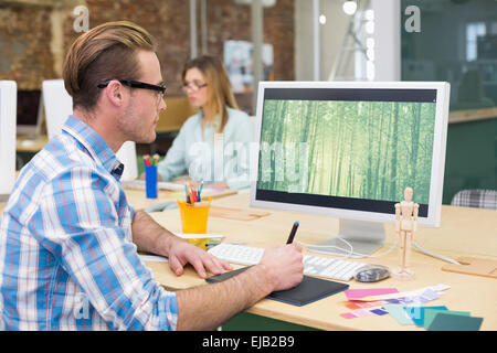 Männlichen Foto-Editor mit Computer im Büro Stockfoto