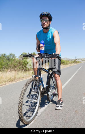 Gut aussehend Radfahrer eine Pause auf seinem Fahrrad Stockfoto