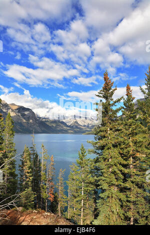 Brilliant Bow Lake und den Berg Stockfoto