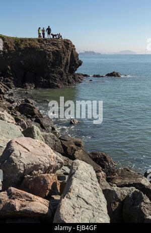 Menschen Touristen auf Punkt Cavallo übersehen Satterlee Breakwater am Fort Baker in Stadt Sausalito Marin County Kalifornien Stockfoto