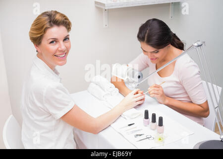 Techniker, Kunden eine Maniküre Nagel Stockfoto