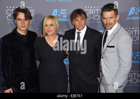 LOS ANGELES, CA - 15. Januar 2015: Knabenalter Sterne Ellar Coltrane (links), Patricia Arquette, Regisseur Richard Linklater & Ethan Hawke auf der 20. Annual Critics' Choice Movie Awards im Hollywood Palladium. Stockfoto