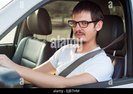 Männlichen kaukasischer guter Fahrer lächelt in seinem Auto Stockfoto