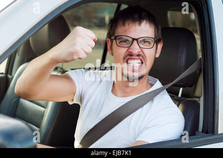 Männlichen kaukasischen böse Fahrer zeigt seine Faust und verrückt Gesicht Stockfoto