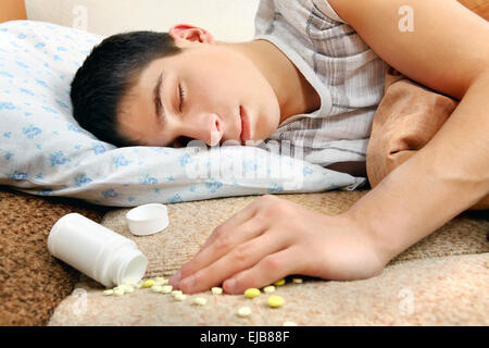 Teenager schläft in der Nähe der Pillen Stockfoto