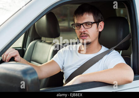 Männliche weiße schwere Fahrer in einem Auto Stockfoto