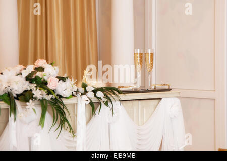 Zwei Hochzeit Gläser mit Champagner Stockfoto