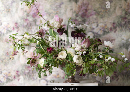 Frühlingsstrauß Papagei-Tulpen, Ranunkeln, Anemonen und Lucojum Stockfoto