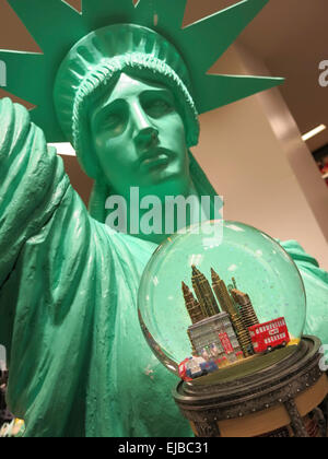 Snow Globe und Freiheitsstatue Liberty Skulptur, Flaggschiff-Kaufhaus Macys am Herald Square, NYC, USA Stockfoto