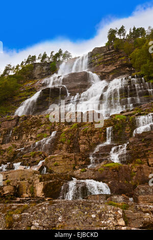 Strassenverlauf Wasserfall - Norwegen Stockfoto