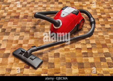 Staubsauger auf Teppich Stockfoto