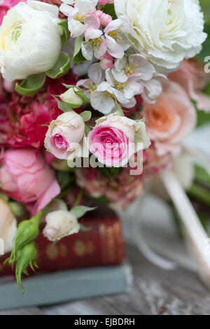 Feder Strauß rosa Rosen, Ranunkeln und Apple Blüten des Baumes Evereste Zierapfel. Stockfoto