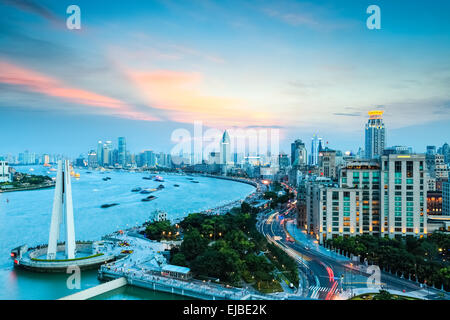 Shanghai Bund und Huangpu Fluss im Sonnenuntergang Stockfoto