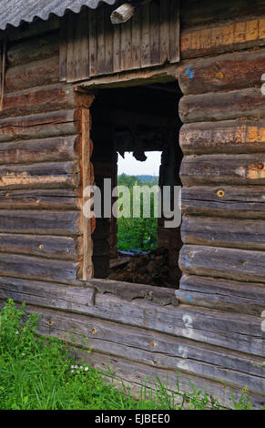 Verlassenes Haus. Durch Fenster schauen. Stockfoto