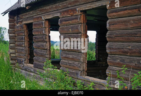 Verlassenes Haus. Durch Fenster schauen. Stockfoto