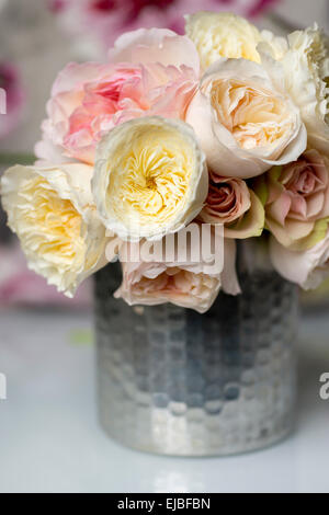 Bouquet von David Austin English rose Geduld mit anderen Englisch und Gartenrosen, fotografiert in Paris, Frankreich Stockfoto