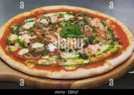 Pizza mit Muscheln in Tomatensauce Stockfoto