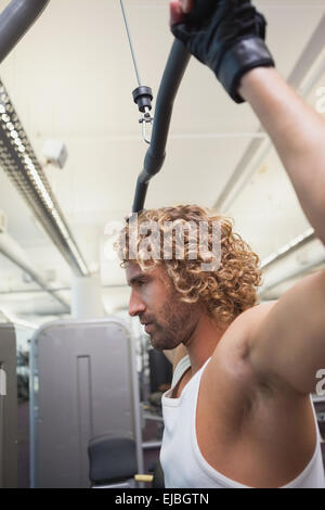 Mann auf einer Lat-Maschine im Fitness-Studio trainieren Stockfoto