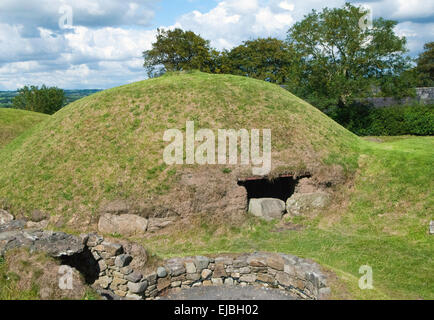 Ein Sat-Hügel (Durchgang Grab) bei Knowth Stockfoto