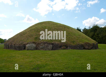 Ein Sat-Hügel (Durchgang Grab) bei Knowth Stockfoto