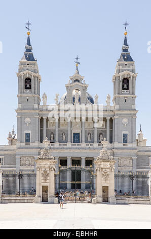 Die Almudena-Kathedrale in Madrid Spanien Stockfoto