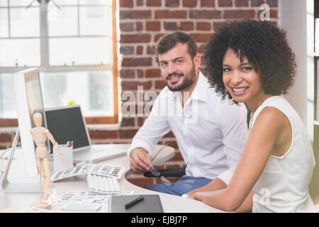 Lächelnd Foto-Editoren im Büro Stockfoto