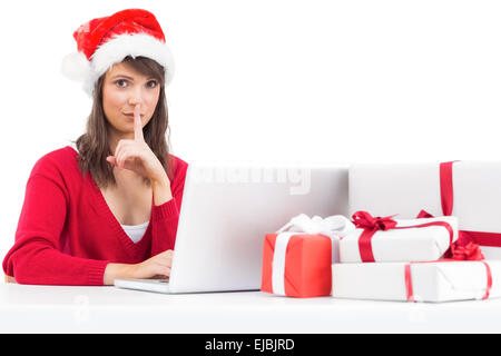 Festliche Brünette ein Geheimnis bewahren Stockfoto