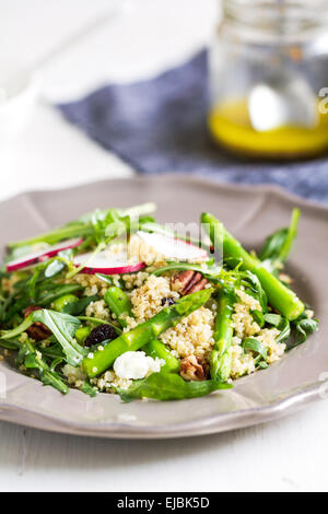 Ouinoa mit Spargel, Rucola und Feta-Salat Stockfoto