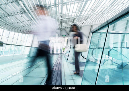 Bewegung verwischt Pendler in Hong Kong. Stockfoto