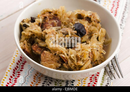 traditionelle polnische Sauerkraut (Bigos) mit Pilzen und Pflaumen Stockfoto
