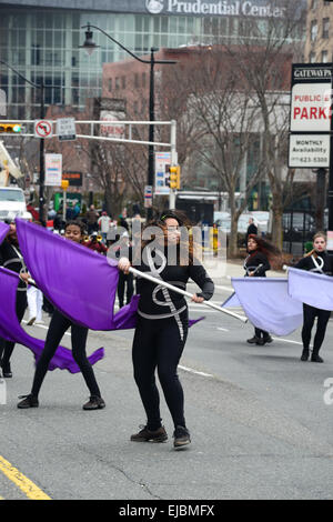 Kinder, die Durchführung mit Fahnen während der 2013 St. Patricks Day parade in Newark, New Jersey. USA Stockfoto