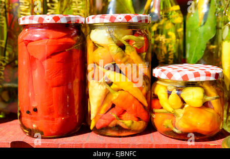 Gemüse in Gläsern auf dem Markt Stockfoto