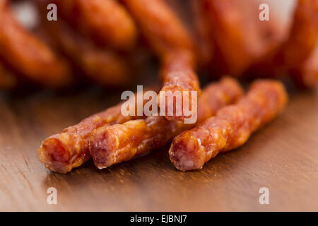 Kabanos - polnische lange, dünne Wurst aus Schweinefleisch gemacht Stockfoto