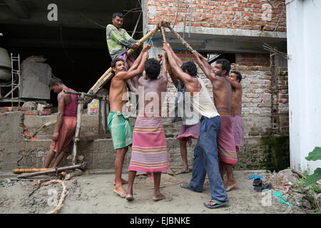 West Bengail Arbeiter Betrieb improvisiert Bambus Pumpe Kanalisation von Baustelle in Cooch Behar, West-Bengalen Stockfoto
