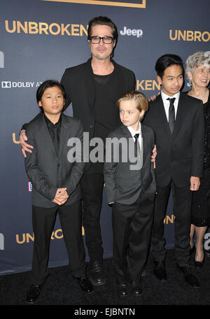 LOS ANGELES, CA - 15. Dezember 2014: Brad Pitt & Kinder Pax Jolie-Pitt, Shiloh Jolie-Pitt & Maddox Jolie-Pitt bei der Los-Angeles-Premiere von "Unbroken" im Dolby Theater, Hollywood. Stockfoto