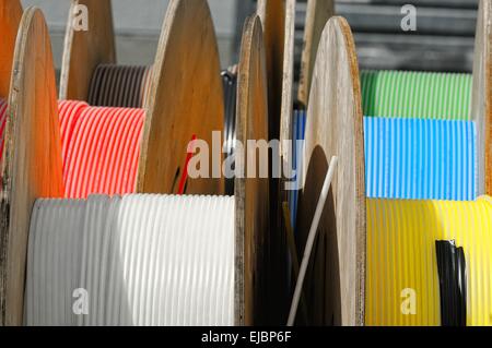 Farben der Geschwindigkeit auf Roll-Glasfaserkabel Stockfoto