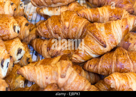 Frisch gebackene Croissants zum Verkauf an Straßenmarkt, Paris, Frankreich Stockfoto